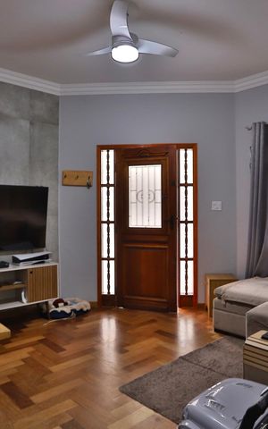 Casa à venda com 134m², 3 quartos e 2 vagas Casa à venda com 134m², 3 quartos e 2 vagasSala