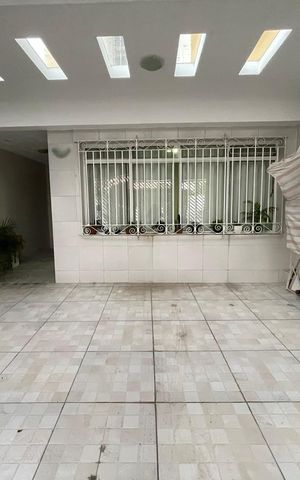 Casa à venda com 250m², 4 quartos e 2 vagas Casa à venda com 250m², 4 quartos e 2 vagasGaragem
