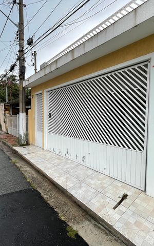 Casa à venda com 250m², 4 quartos e 2 vagas Casa à venda com 250m², 4 quartos e 2 vagasFachada
