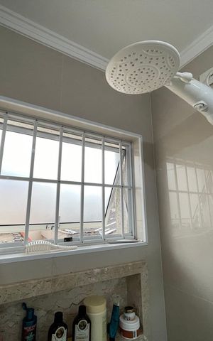 Casa à venda com 250m², 4 quartos e 2 vagas Casa à venda com 250m², 4 quartos e 2 vagasBanheiro 1