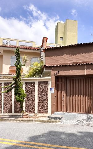 Casa à venda com 350m², 4 quartos e 4 vagasFachada