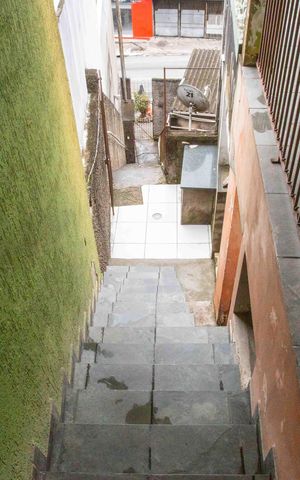 Casa à venda com 253m², 3 quartos e 2 vagasEscada