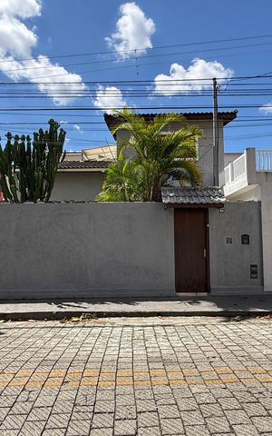 Casa à venda com 400m², 3 quartos e 3 vagas Casa à venda com 400m², 3 quartos e 3 vagasFachada