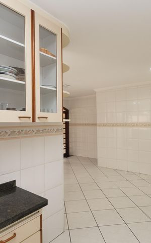 Casa para alugar com 300m², 6 quartos e 4 vagas Casa para alugar com 300m², 6 quartos e 4 vagasCozinha - Armários
