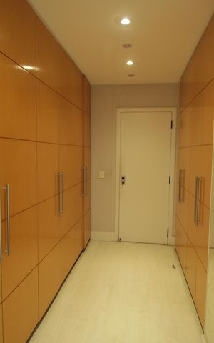 Apartamento à venda com 266m², 5 quartos e 3 vagasCloset