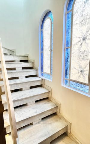 Casa à venda com 124m², 5 quartos e 2 vagas Casa à venda com 124m², 5 quartos e 2 vagasEscada