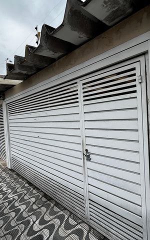 Casa à venda com 124m², 5 quartos e 2 vagas Casa à venda com 124m², 5 quartos e 2 vagasFachada