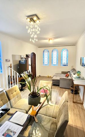 Casa à venda com 124m², 5 quartos e 2 vagas Casa à venda com 124m², 5 quartos e 2 vagasSala