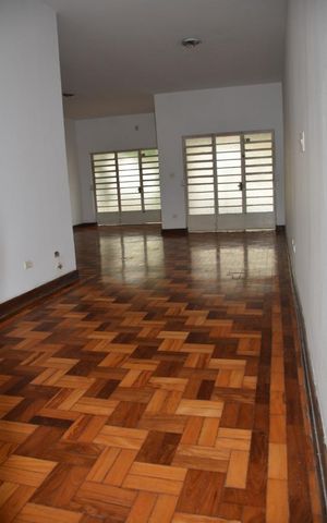 Casa para alugar com 285m², 4 quartos e 4 vagas