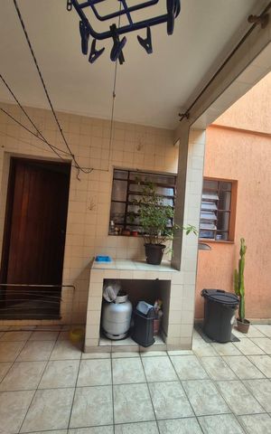 Casa à venda com 159m², 3 quartos e 2 vagas Casa à venda com 159m², 3 quartos e 2 vagasÁrea externa