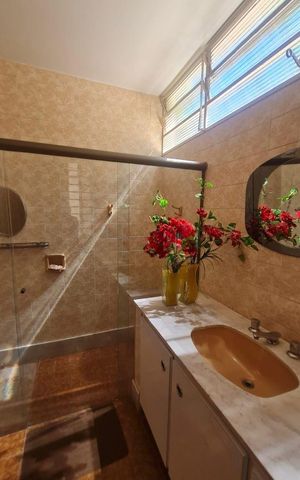 Casa à venda com 388m², 4 quartos e 4 vagas