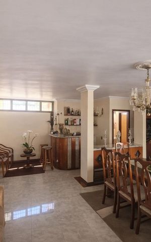 Casa à venda com 388m², 4 quartos e 4 vagas