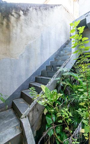 Casa à venda com 480m², 6 quartos e 2 vagas Casa à venda com 480m², 6 quartos e 2 vagasQuintal - Acesso ao terraço