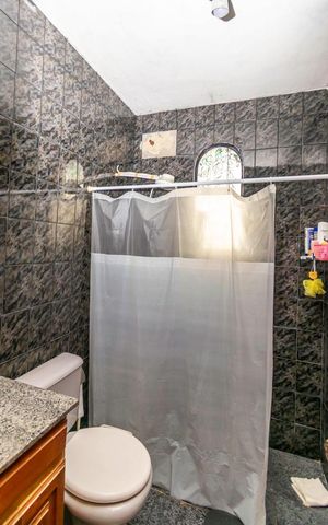 Casa à venda com 480m², 6 quartos e 2 vagas Casa à venda com 480m², 6 quartos e 2 vagasCasa da frente - Banheiro da Suíte 2