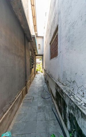 Casa à venda com 480m², 6 quartos e 2 vagas Casa à venda com 480m², 6 quartos e 2 vagasQuintal - Acesso lateral