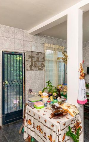 Casa à venda com 480m², 6 quartos e 2 vagas Casa à venda com 480m², 6 quartos e 2 vagasCasa da frente - Cozinha