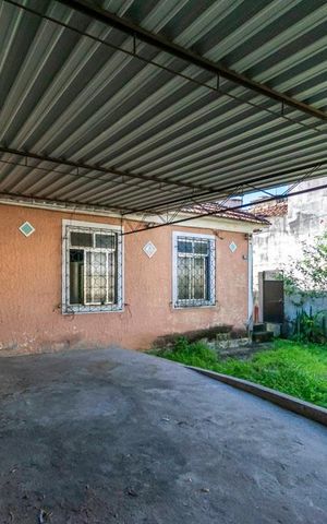Casa à venda com 480m², 6 quartos e 2 vagas Casa à venda com 480m², 6 quartos e 2 vagasCasa dos fundos - Garagem