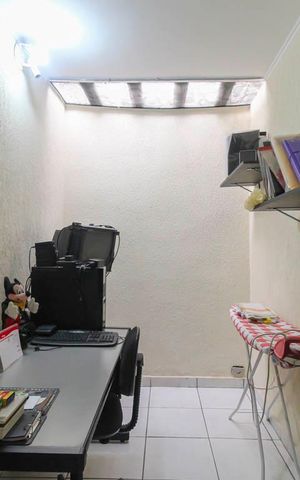 Casa à venda com 250m², 4 quartos e 4 vagas Casa à venda com 250m², 4 quartos e 4 vagasEscritorio