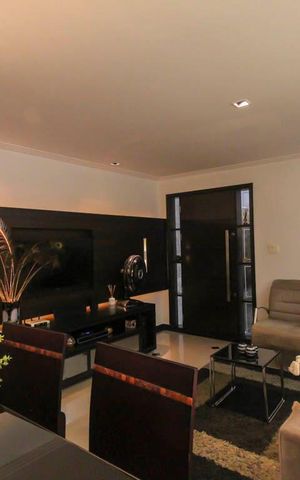 Casa à venda com 250m², 4 quartos e 4 vagas Casa à venda com 250m², 4 quartos e 4 vagasSala