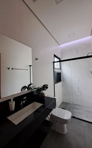 Casa de condomínio à venda com 231m², 3 quartos e 4 vagas Casa de condomínio à venda com 231m², 3 quartos e 4 vagasBanheiro