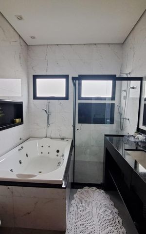 Casa de condomínio à venda com 231m², 3 quartos e 4 vagas Casa de condomínio à venda com 231m², 3 quartos e 4 vagasBanheiro