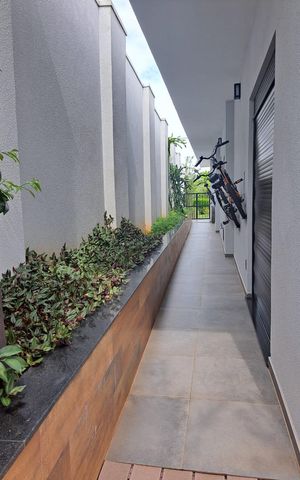 Casa de condomínio à venda com 231m², 3 quartos e 4 vagas Casa de condomínio à venda com 231m², 3 quartos e 4 vagasÁrea externa