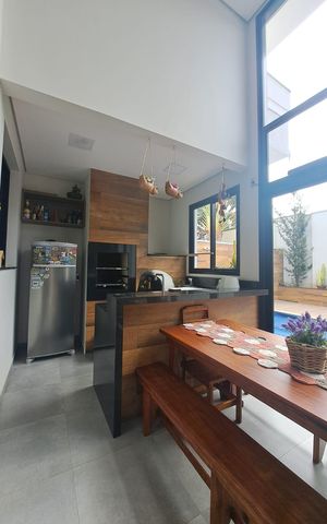 Casa de condomínio à venda com 231m², 3 quartos e 4 vagas Casa de condomínio à venda com 231m², 3 quartos e 4 vagasÁrea externa