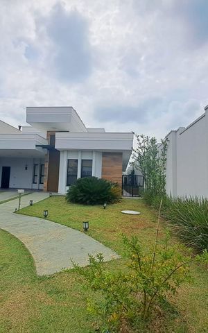 Casa de condomínio à venda com 231m², 3 quartos e 4 vagas Casa de condomínio à venda com 231m², 3 quartos e 4 vagasÁrea externa