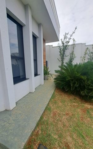 Casa de condomínio à venda com 231m², 3 quartos e 4 vagas Casa de condomínio à venda com 231m², 3 quartos e 4 vagasÁrea externa