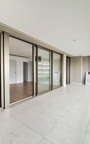 Apartamento à venda com 150m², 3 quartos e 2 vagas Apartamento à venda com 150m², 3 quartos e 2 vagasVaranda