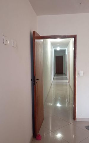 Casa à venda com 100m², 4 quartos e 2 vagasCorredor