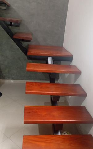Casa à venda com 100m², 4 quartos e 2 vagasEscada