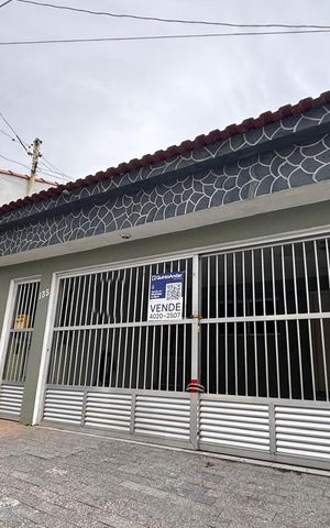 Casa à venda com 65m², 2 quartos e 2 vagasFachada 