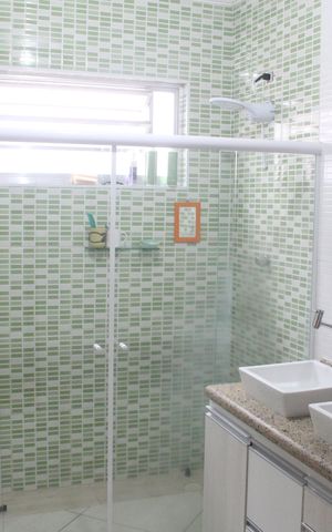Casa à venda com 200m², 3 quartos e 2 vagasBanheiro 1