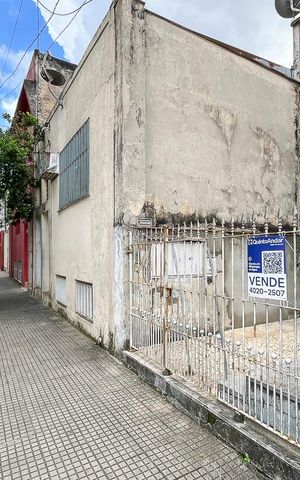 Casa à venda com 303m², 5 quartos e 3 vagasFachada + plaquinha