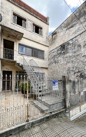 Casa à venda com 303m², 5 quartos e 3 vagasFachada + plaquinha