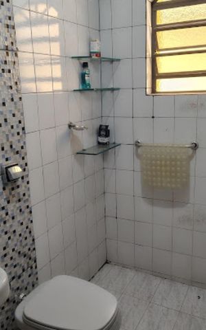 Casa à venda com 147m², 4 quartos e 2 vagas Casa à venda com 147m², 4 quartos e 2 vagasBanheiro