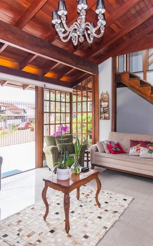 Casa à venda com 208m², 3 quartos e 3 vagasSala
