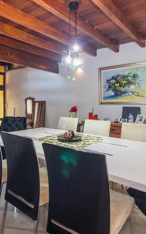 Casa à venda com 208m², 3 quartos e 3 vagasSala