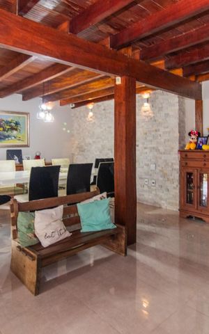 Casa à venda com 208m², 3 quartos e 3 vagasSala