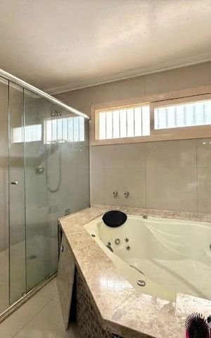 Casa à venda com 400m², 4 quartos e 4 vagas Casa à venda com 400m², 4 quartos e 4 vagasBanheiro