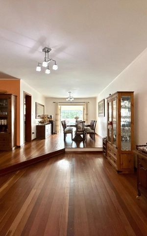 Casa à venda com 400m², 4 quartos e 4 vagas Casa à venda com 400m², 4 quartos e 4 vagasSala