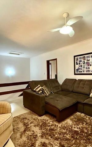 Casa à venda com 400m², 4 quartos e 4 vagas Casa à venda com 400m², 4 quartos e 4 vagasSala de TV