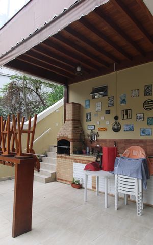 Casa de condomínio para alugar com 200m², 3 quartos e 2 vagasChurrasqueira