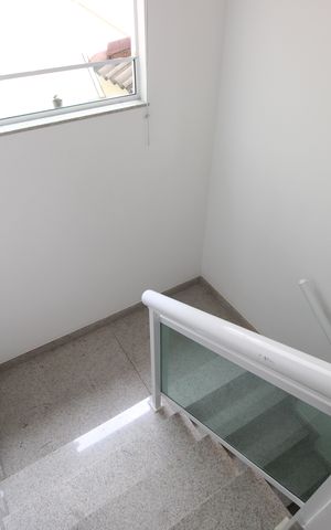 Casa de condomínio para alugar com 200m², 3 quartos e 2 vagasEscada para o segundo andar