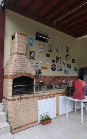 Casa de condomínio para alugar com 200m², 3 quartos e 2 vagasChurrasqueira