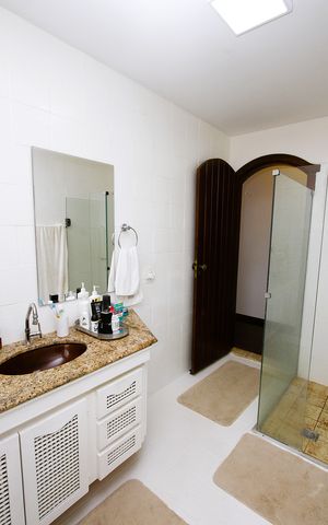 Casa à venda com 463m², 5 quartos e 6 vagasBanheiro do Quarto  4