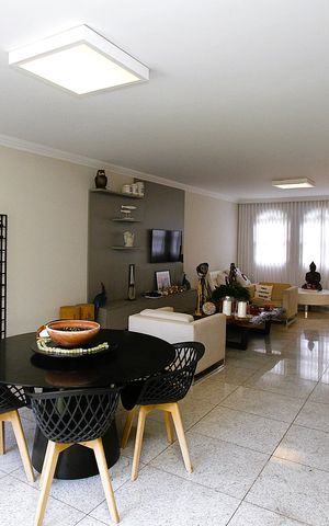 Casa à venda com 463m², 5 quartos e 6 vagasSala