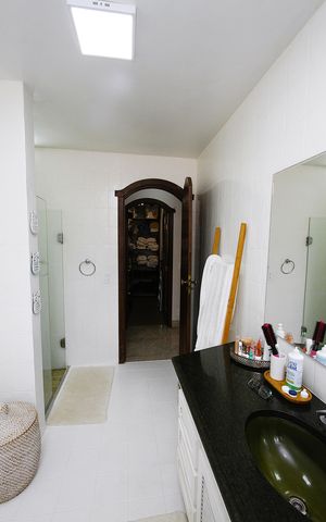 Casa à venda com 463m², 5 quartos e 6 vagasBanheiro 1