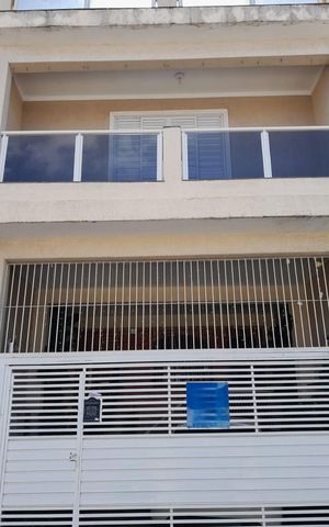 Casa à venda com 350m², 4 quartos e 2 vagas Casa à venda com 350m², 4 quartos e 2 vagasFachada